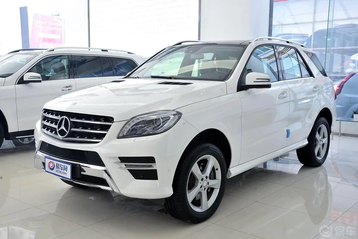 奔驰M级ML400 4MATIC 动感型侧前45度车头向左水平