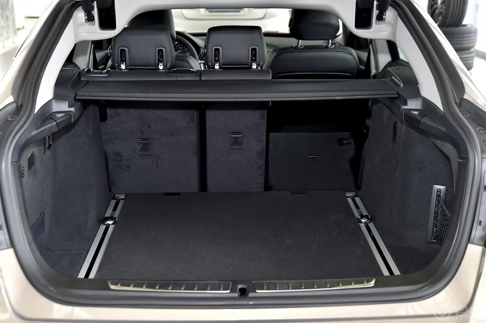 宝马3系GT320i 设计套装型行李箱空间（后排右放倒）