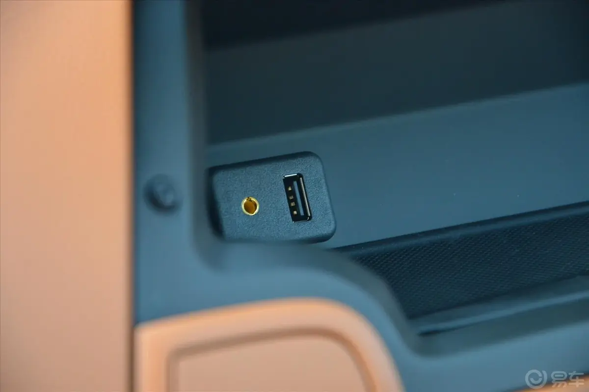 创酷1.4T 自动 四驱旗舰型USB接口