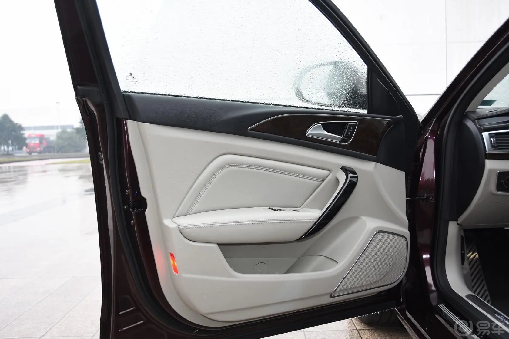 众泰Z7001.8T 双离合 公务版驾驶员侧车门内门板