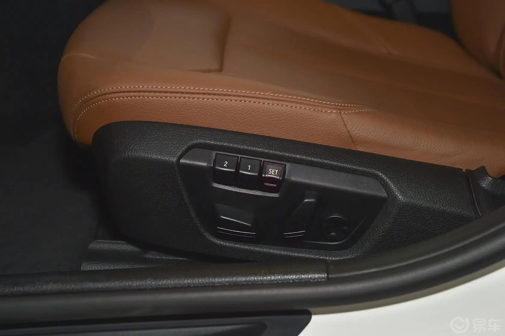 宝马3系328Li xDrive 豪华设计套装座椅调节键