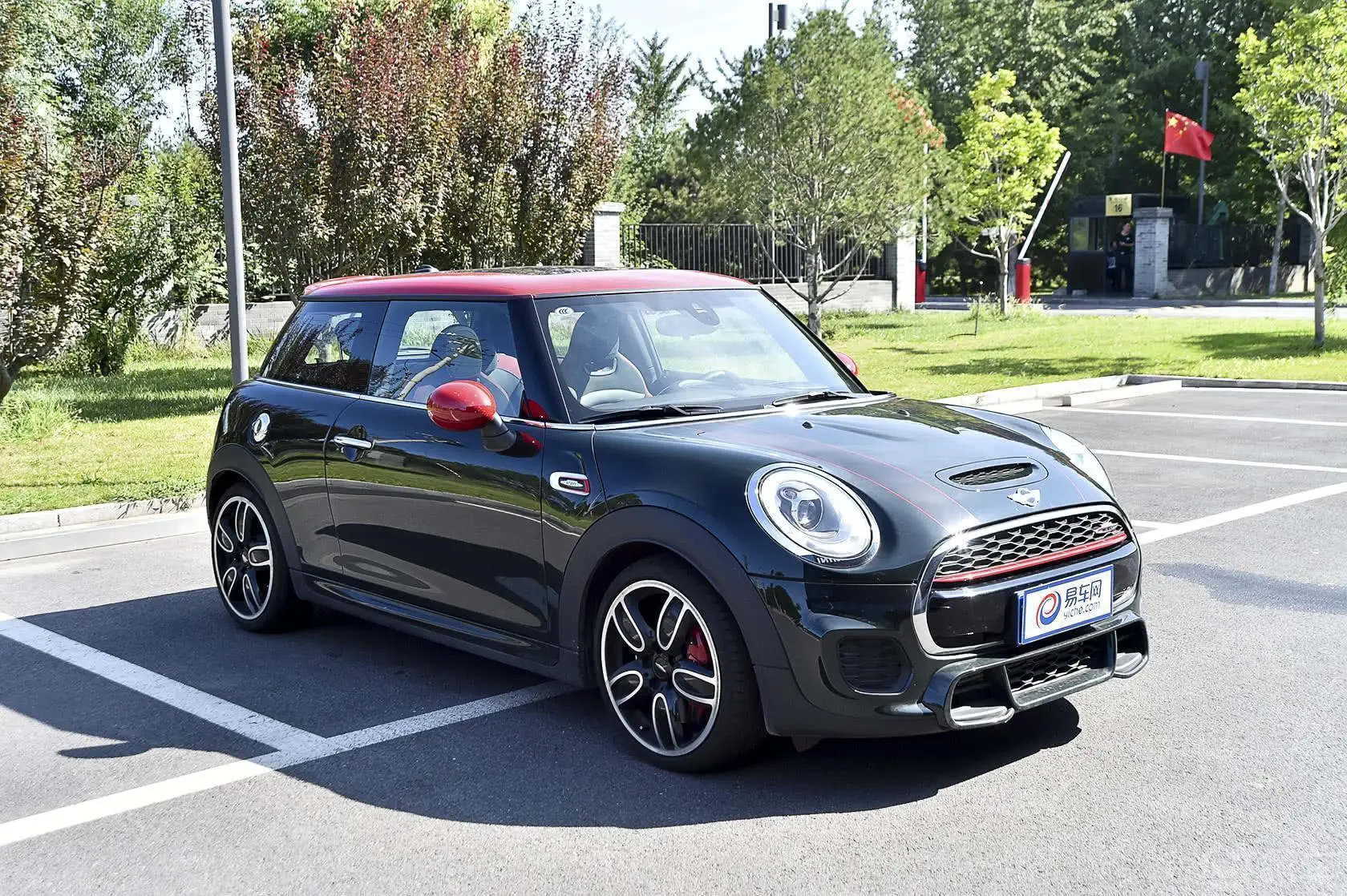 MINI JCW2.0T JCW侧前45度车头向右水平