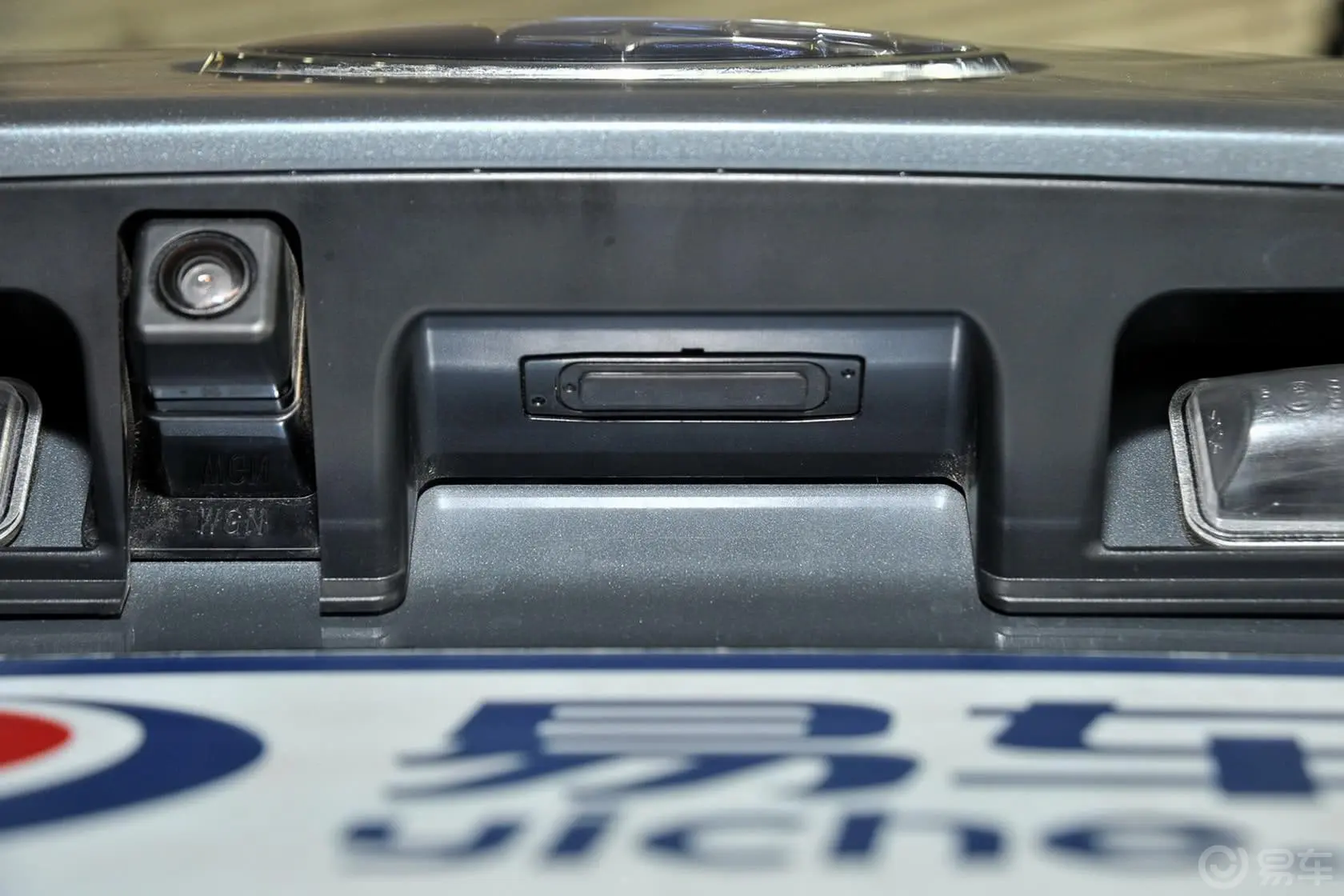 傲虎2.5i 运动导航版行李箱门外的开启键