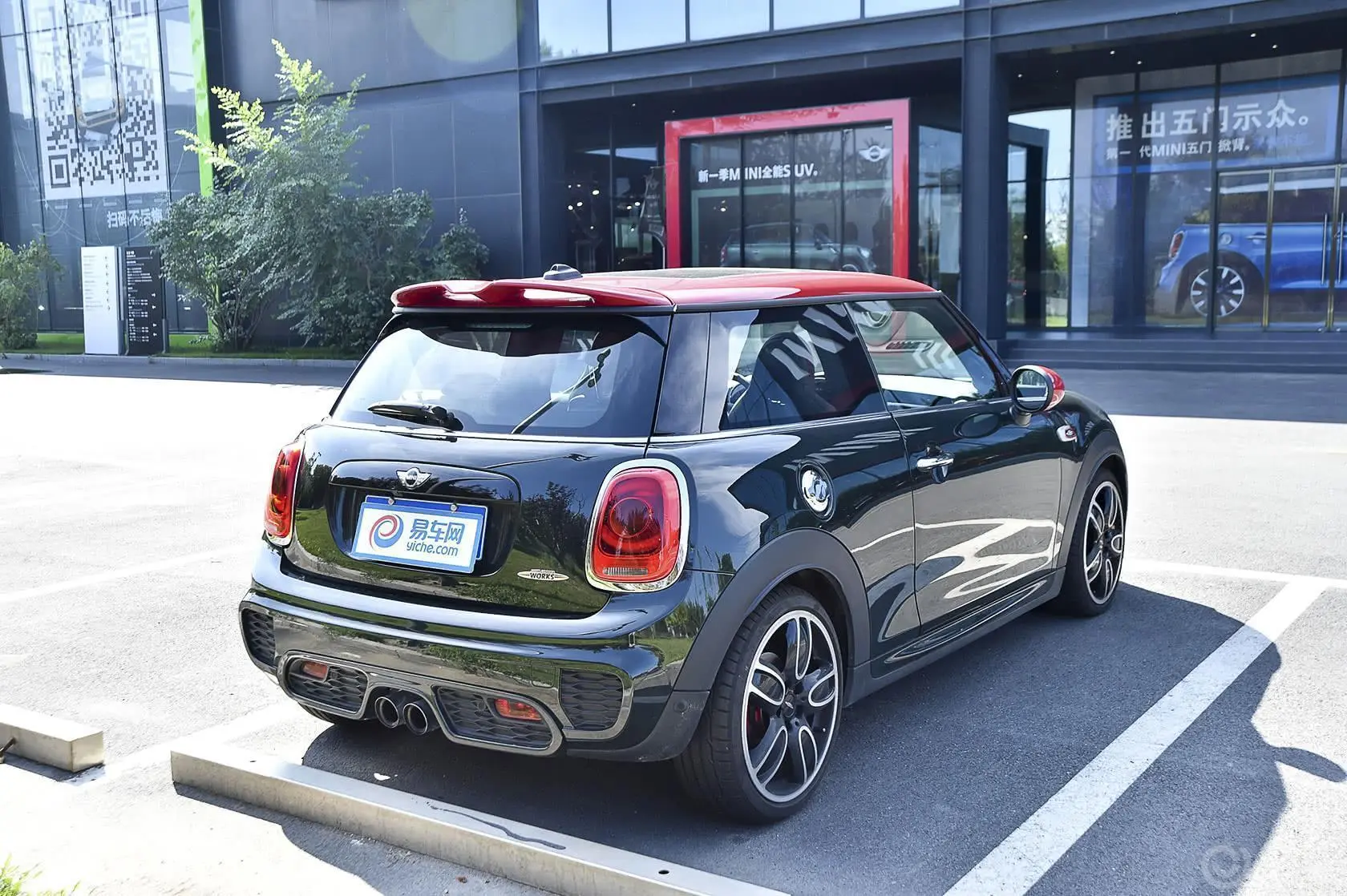 MINI JCW2.0T JCW侧后45度车头向右水平