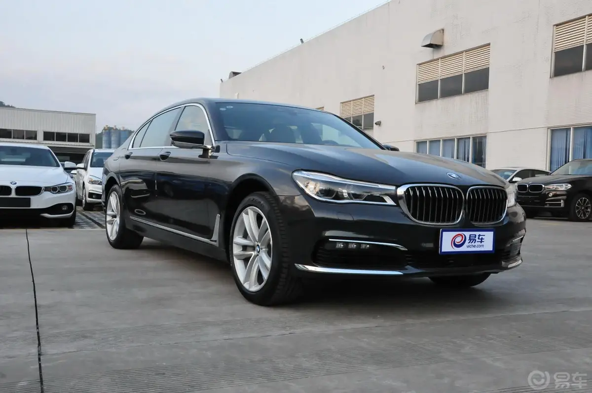 宝马7系750Li xDrive 四座版侧前45度车头向右水平