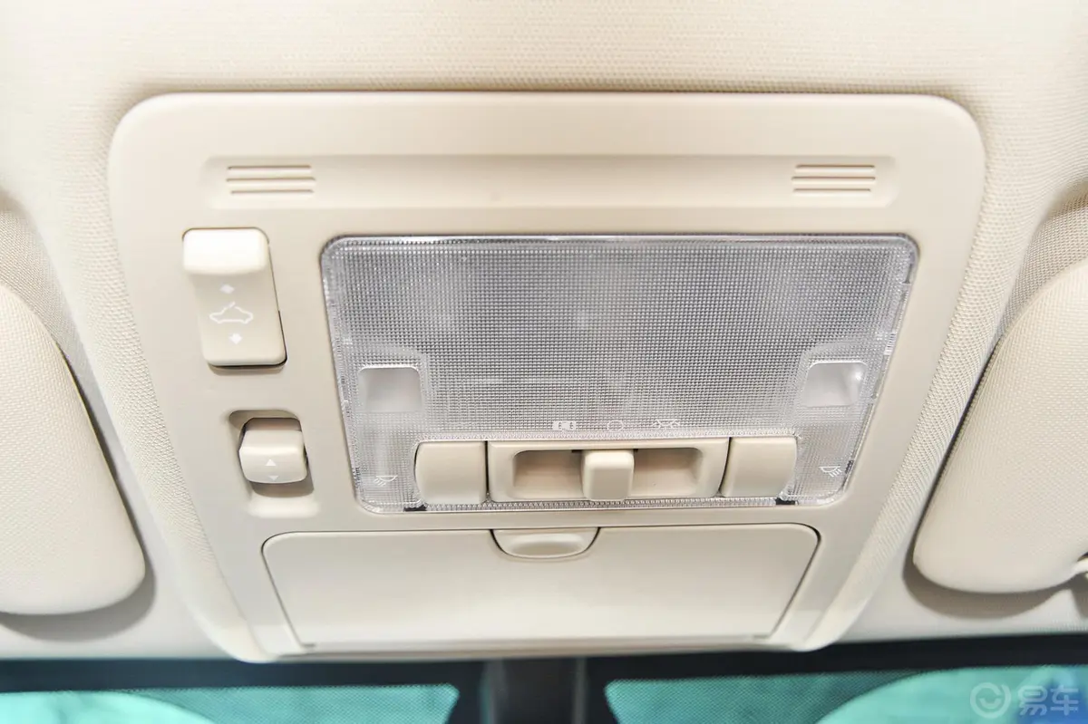 比亚迪S62.4L 手自一体 尊贵版 5座前排车顶中央控制区