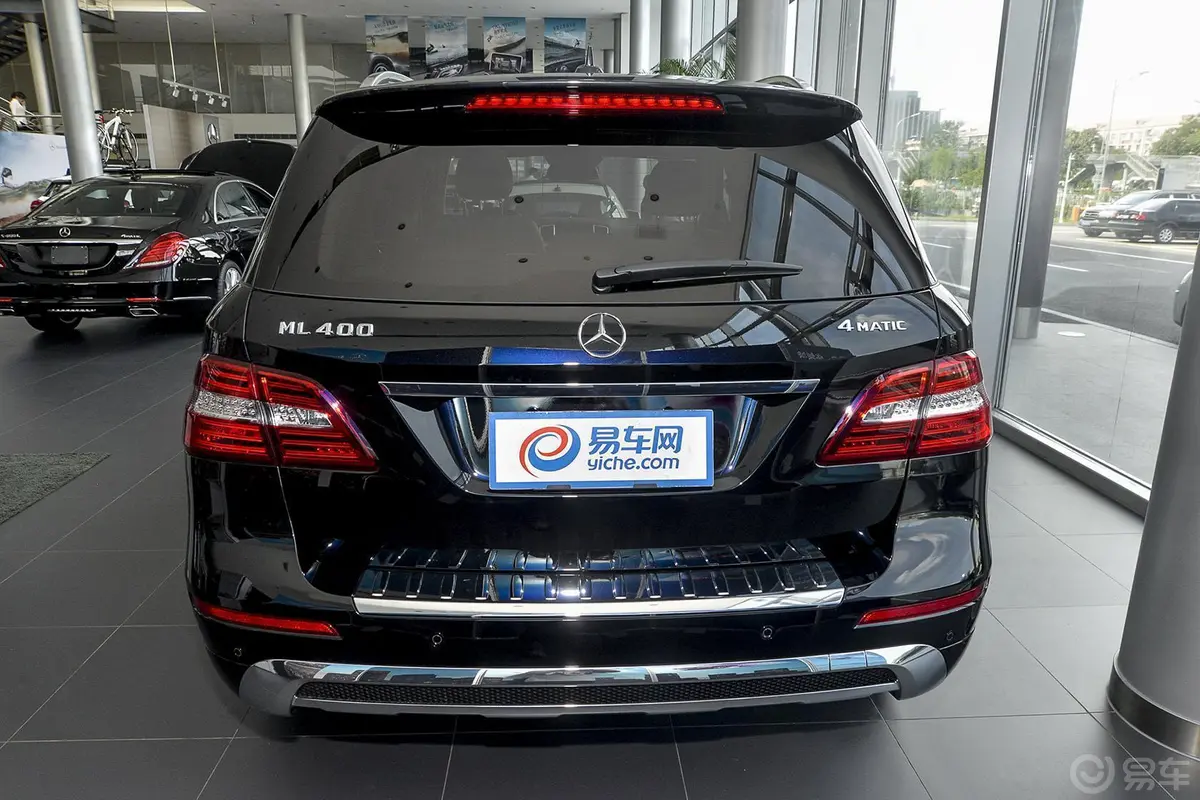 奔驰M级ML400 4MATIC 豪华型正后水平