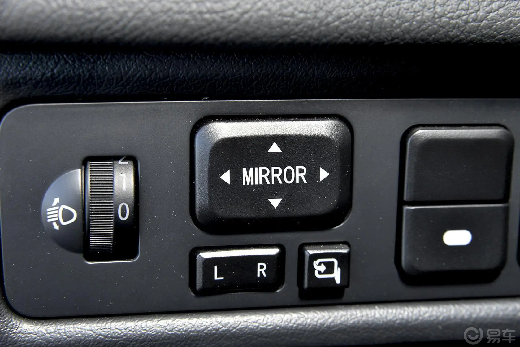 吉利GX7运动版 2.0L 自动 尊贵型外后视镜控制键