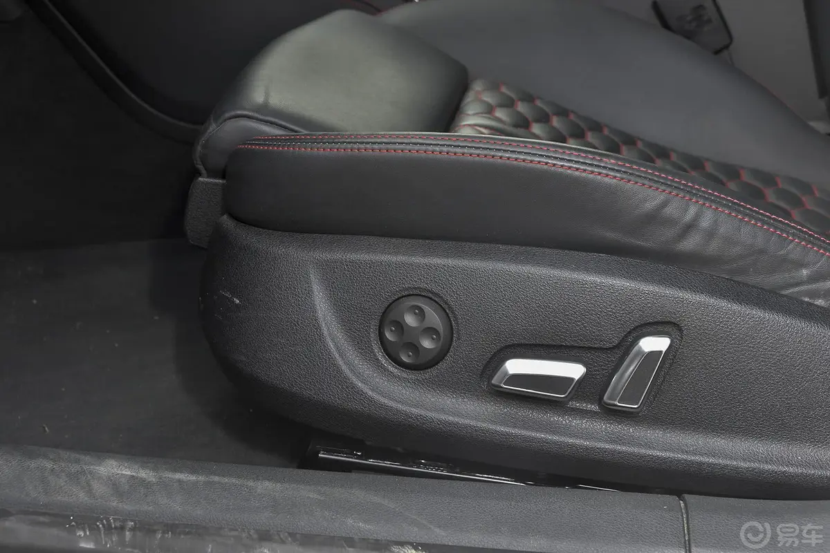 奥迪RS 74.0T 8速手自一体座椅调节键