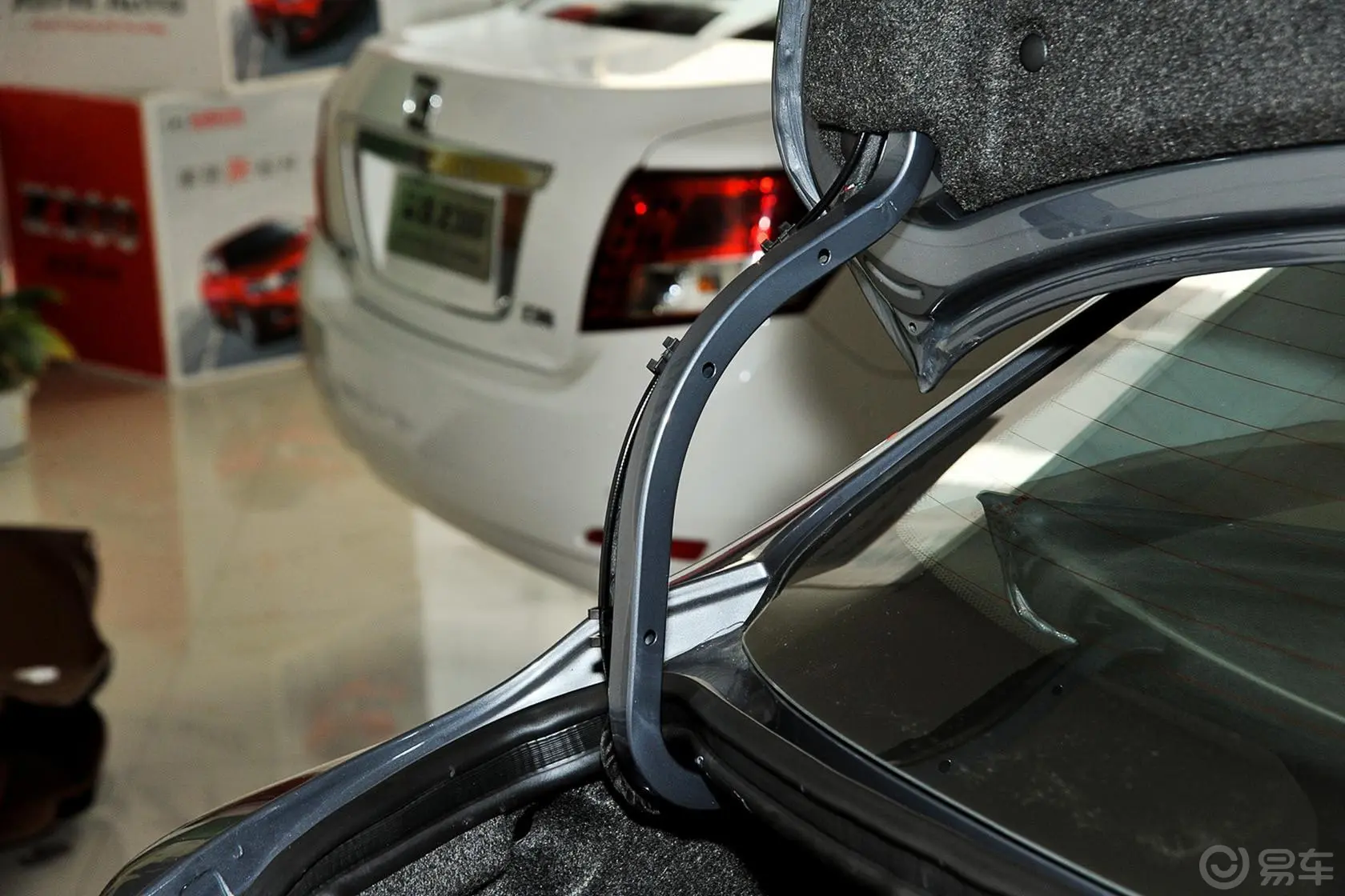 众泰Z300新视界版 1.5L 手动 尊贵型行李厢支撑杆