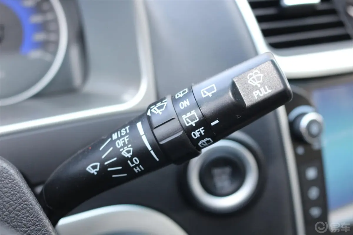 帝豪RS 1.5L 手动 向上版雨刷器开关