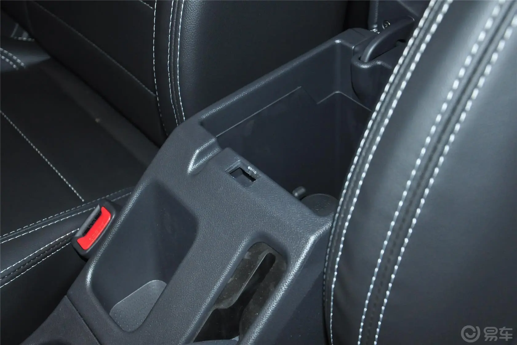 科雷傲(进口)改款 2.0L 两驱 舒适版前排中央扶手箱空间