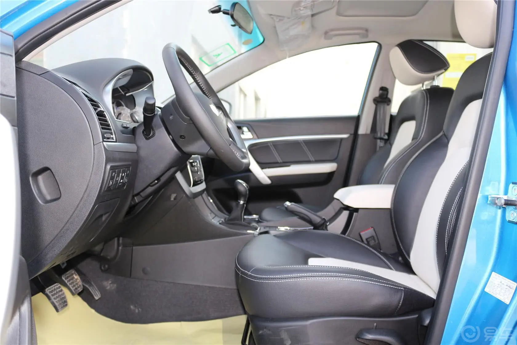 帝豪RS 1.5L 手动 向上版前排空间