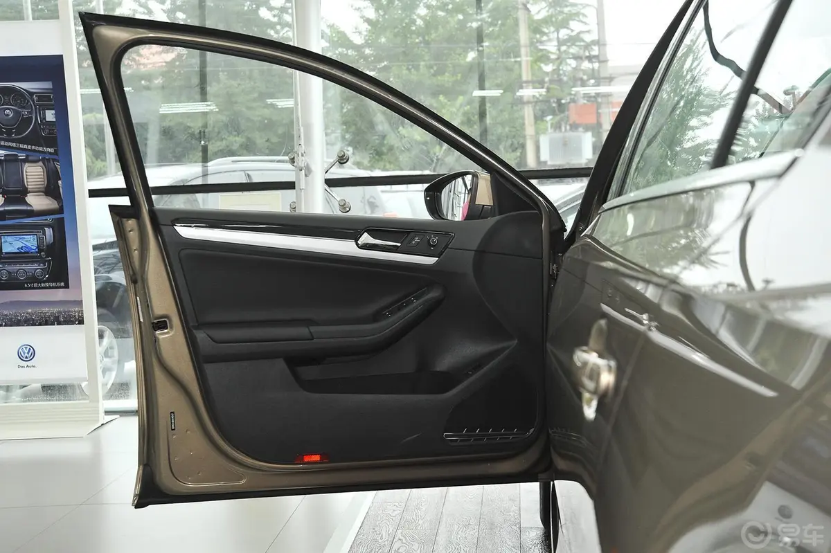速腾1.4T 手动 230TSI 舒适型驾驶员侧车门内门板