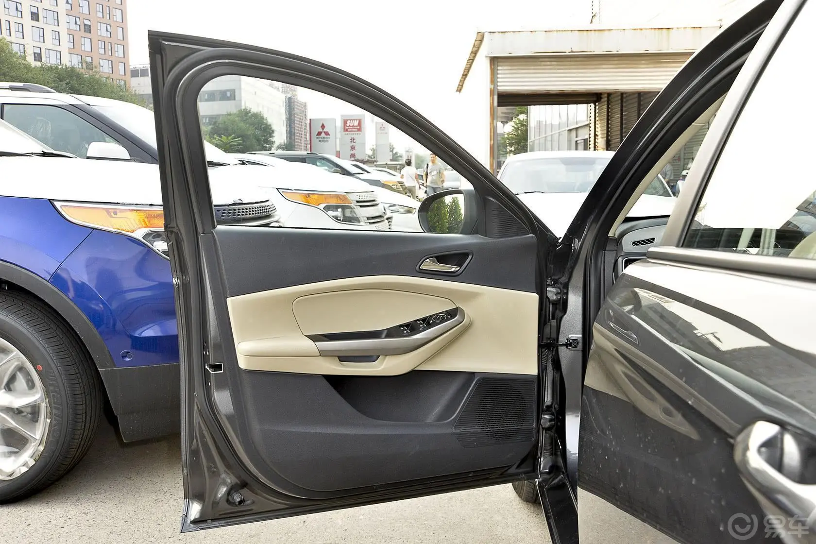 福睿斯1.5L 自动舒适型驾驶员侧车门内门板