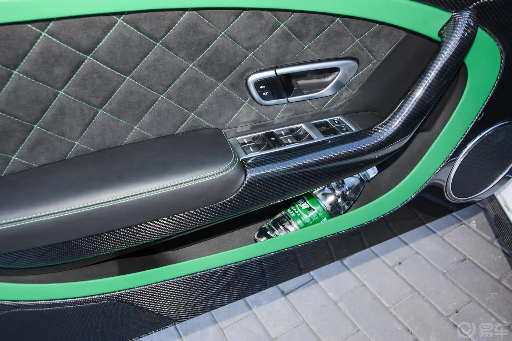 欧陆GT3-R 4.0L V8驾驶员门储物盒