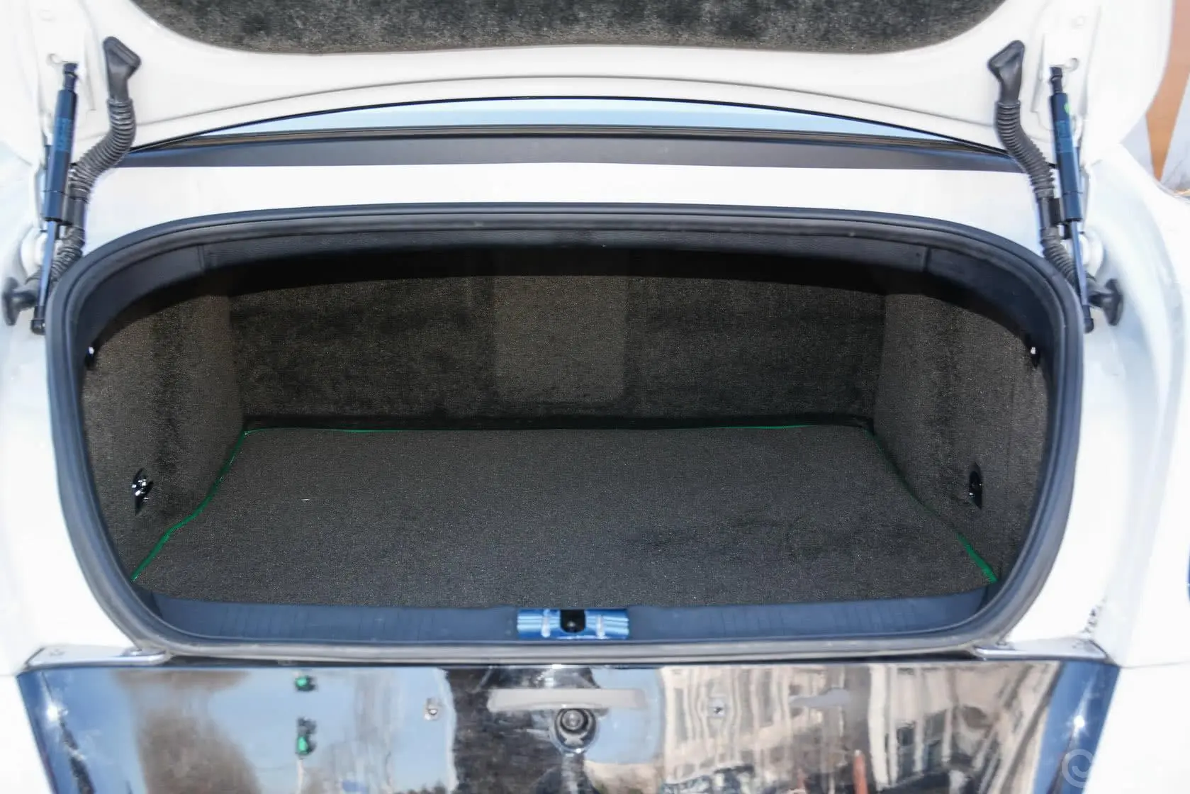 欧陆GT3-R 4.0L V8行李箱空间