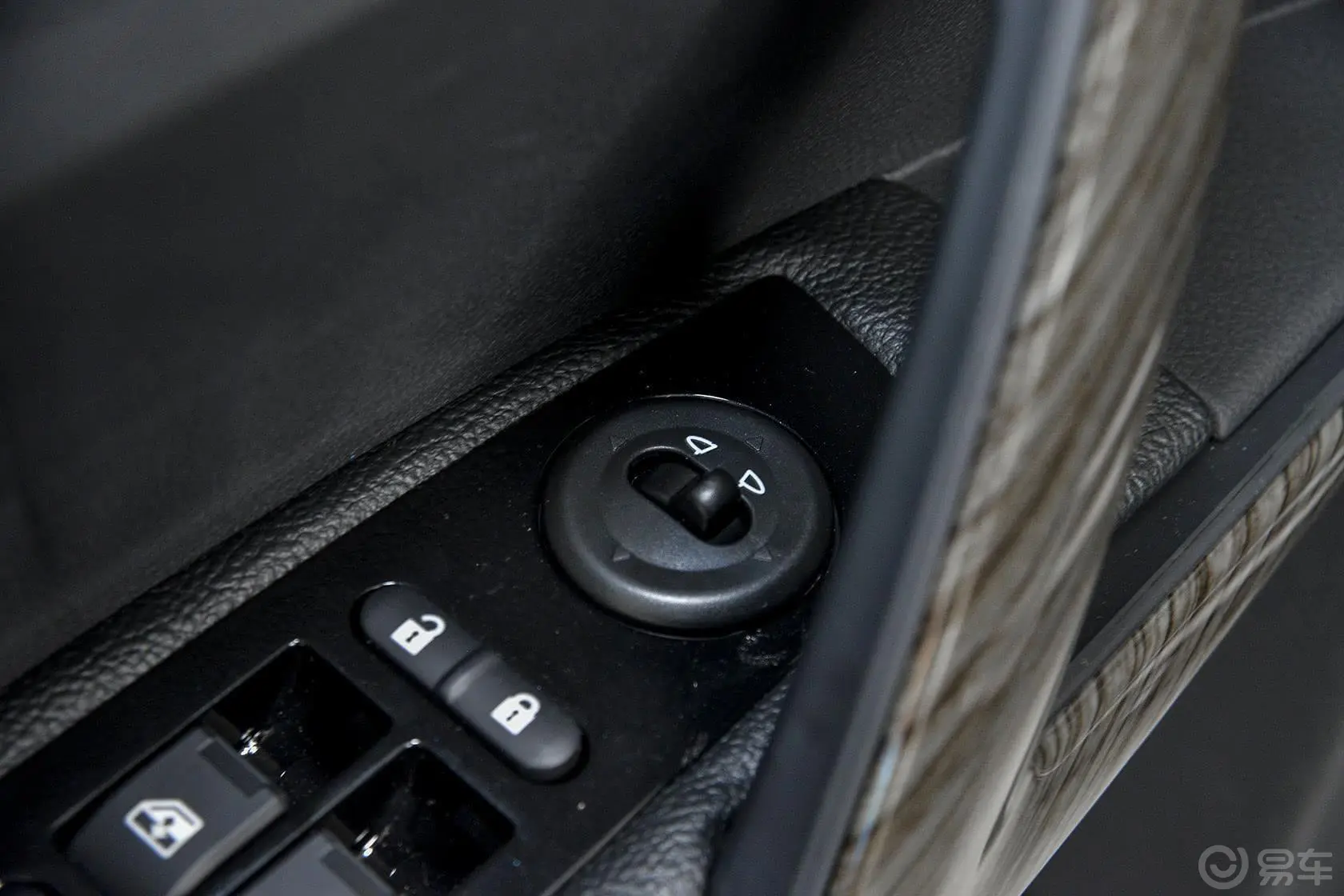 众泰T6001.5T 手动 豪华型外后视镜控制键