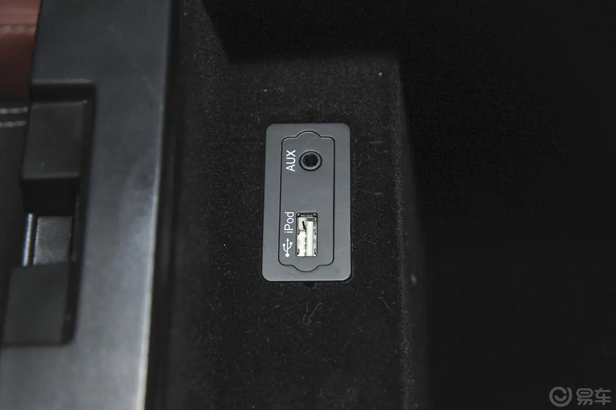 众泰T6002.0T 手动 旗舰型USB接口