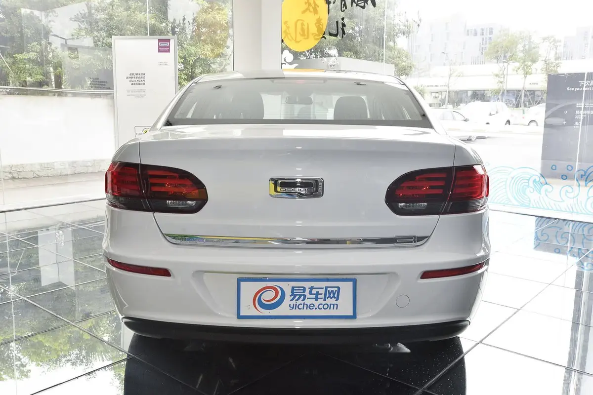 观致3三厢 1.6L 双离合 致享型正后水平