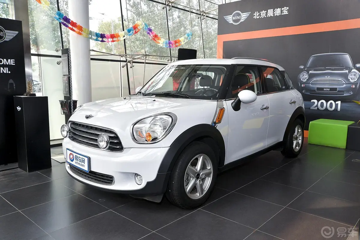 MINI COUNTRYMAN1.6L ONE侧前45度车头向左水平