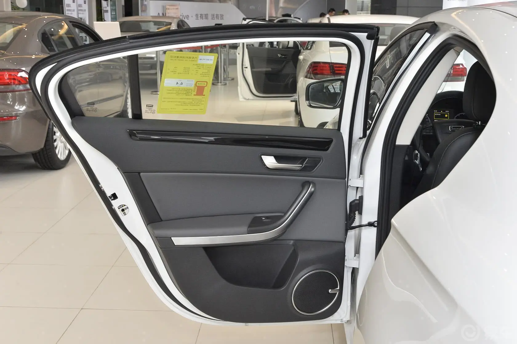 观致3三厢 1.6T 双离合 致臻增强型内饰