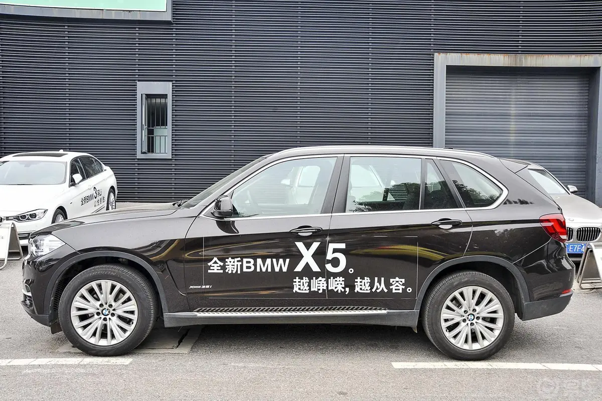 宝马X5(进口)xDrive35i 领先型正侧车头向左水平