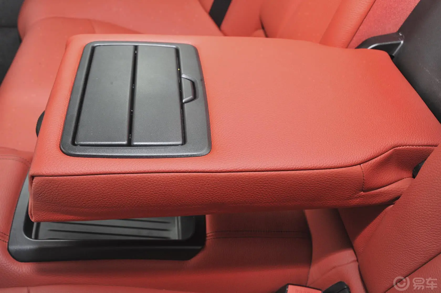 宝马4系双门轿跑车 435i xDrive 风尚设计套装后排扶手