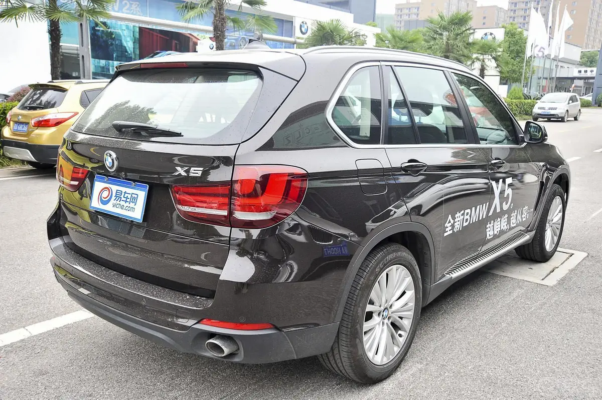 宝马X5(进口)xDrive35i 领先型侧后45度车头向右水平