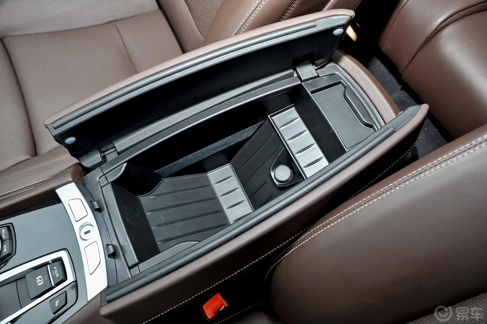 宝马5系GT528i 豪华型前排中央扶手箱空间