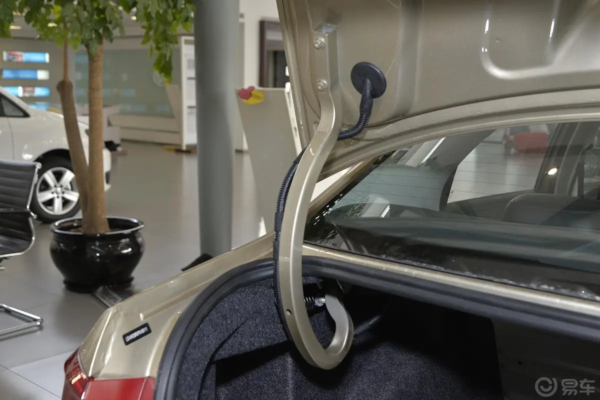 桑塔纳1.6L 手动 舒适版行李厢支撑杆