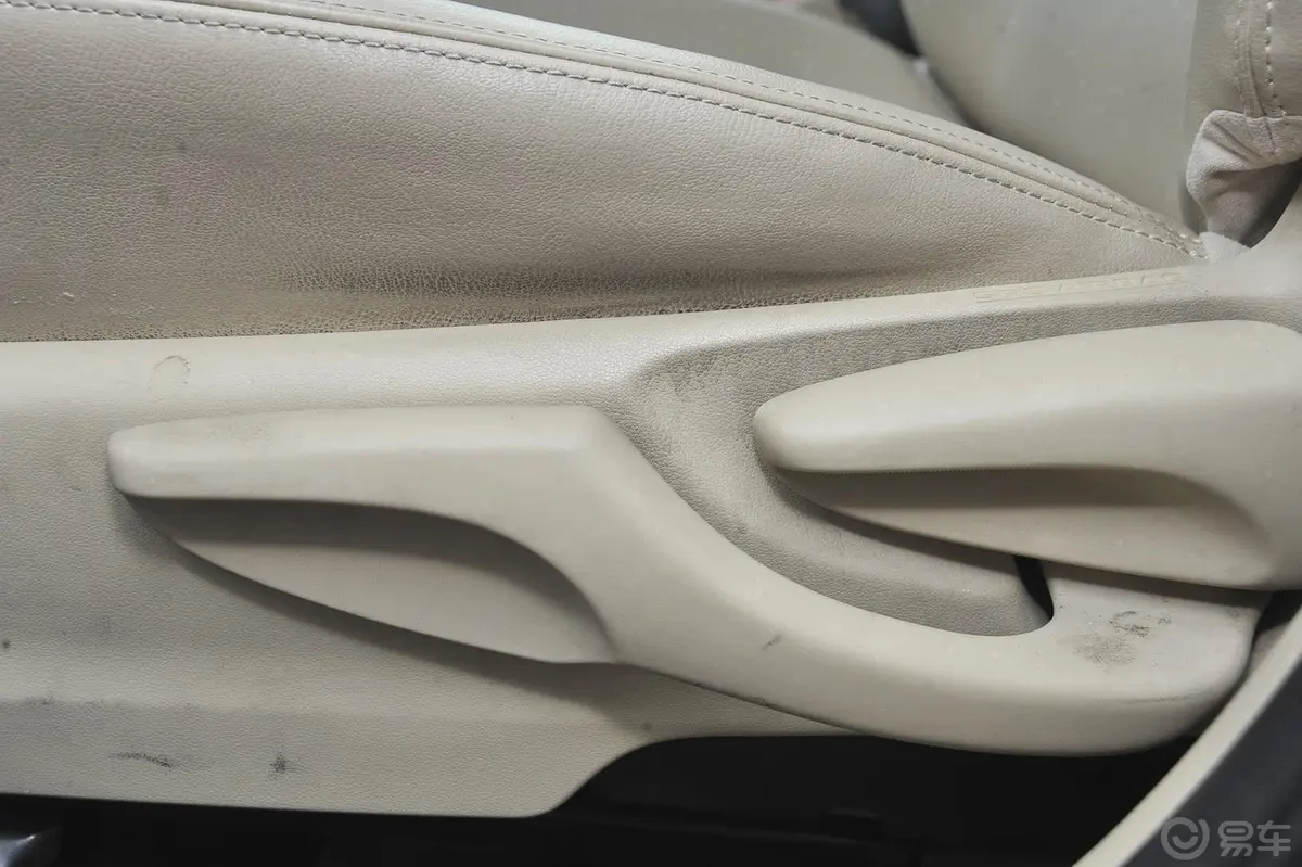 威驰1.5L 自动 智尊星光版座椅调节键