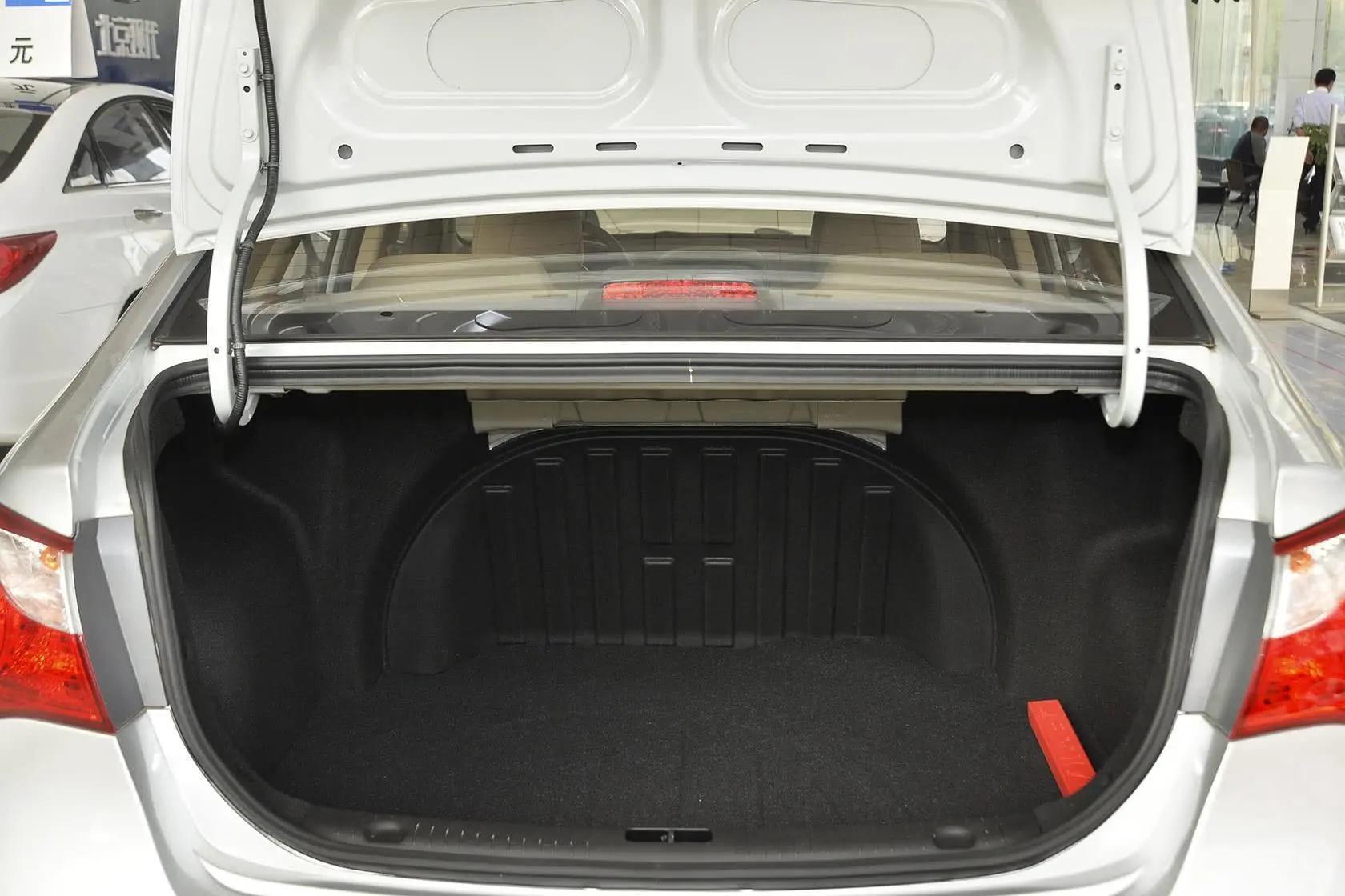 悦动1.6L 自动 舒适型行李箱空间