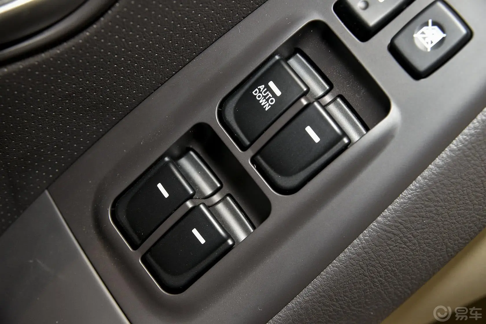 悦动1.6L 自动 舒适型车窗升降键