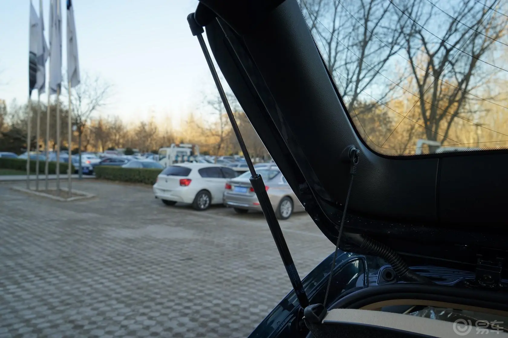 宝马X1xDrive20i 时尚晋级版行李厢支撑杆
