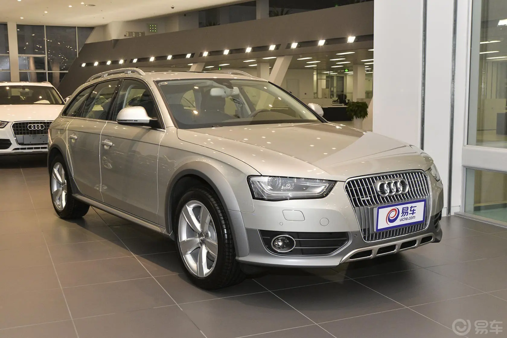 奥迪A4(进口)40TFSI allroad quattro plus侧前45度车头向右水平