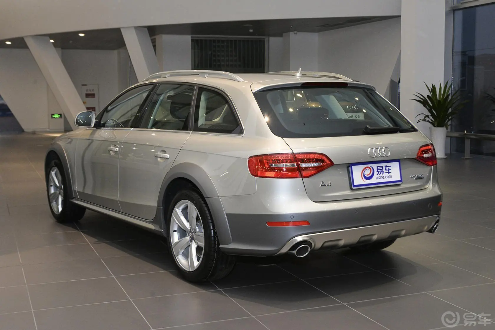 奥迪A4(进口)40TFSI allroad quattro plus侧后45度车头向左水平