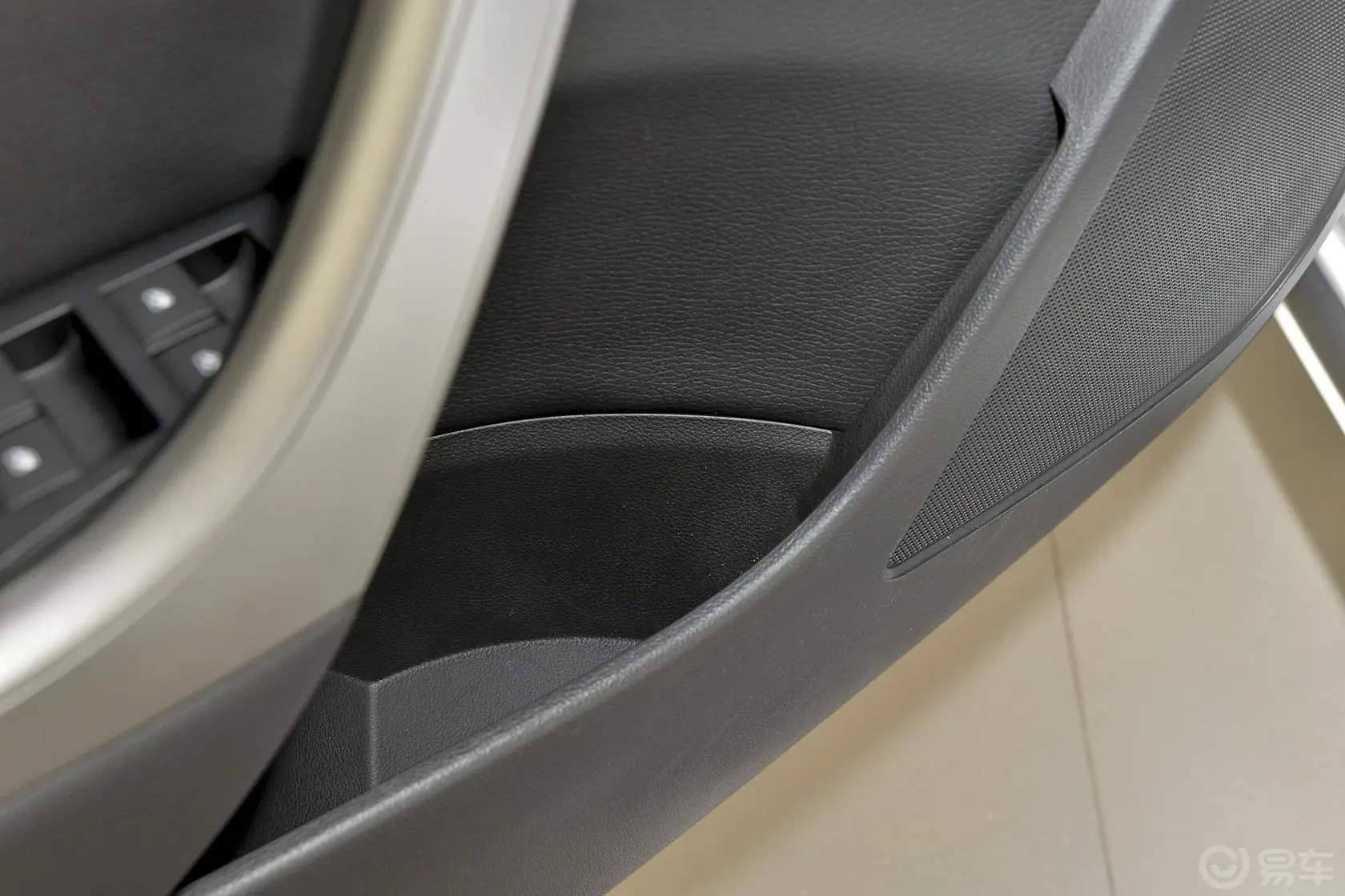 英朗XT 1.6L 自动 舒适版驾驶员门储物盒