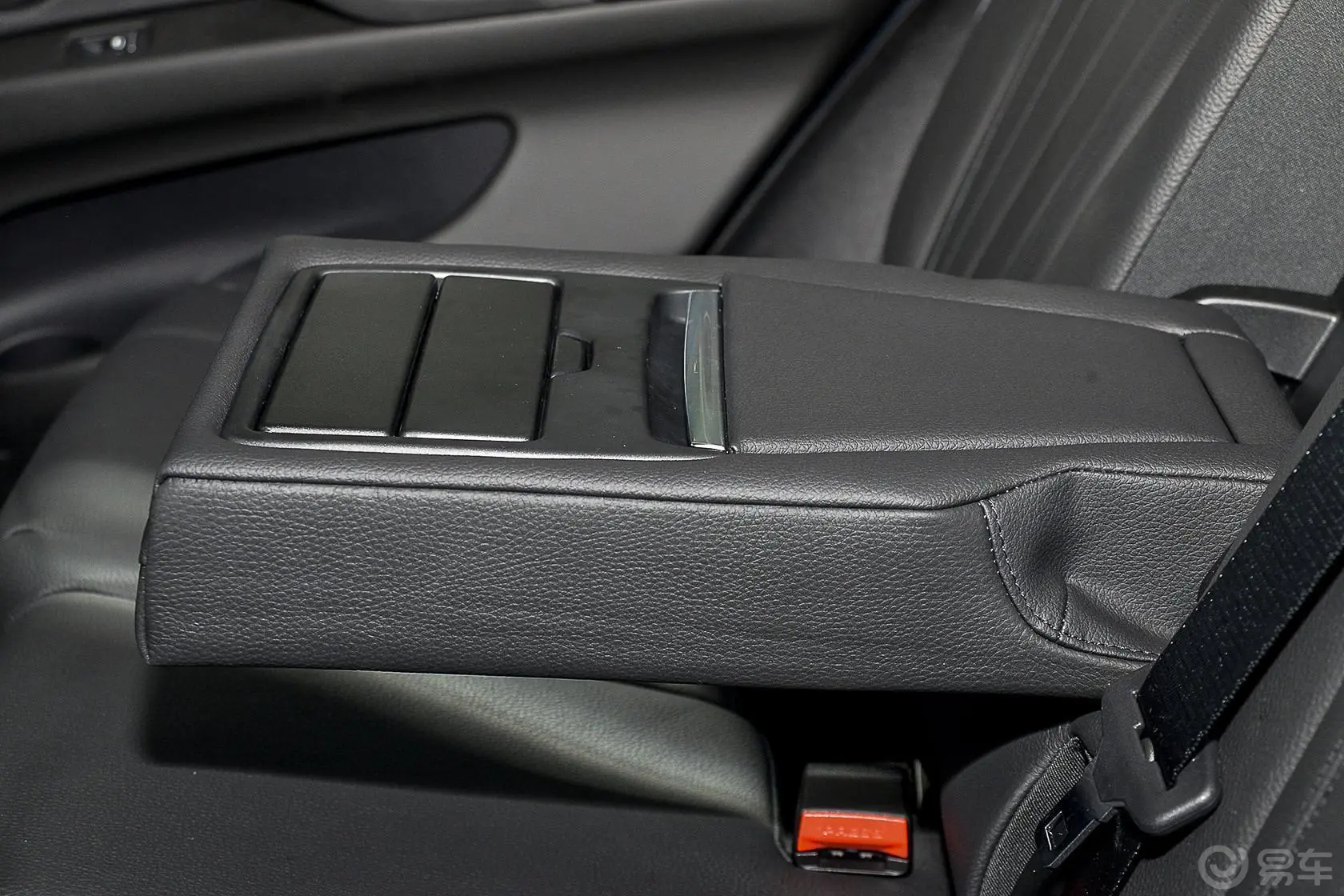 宝马X5(进口)xDrive35i 领先型后排扶手