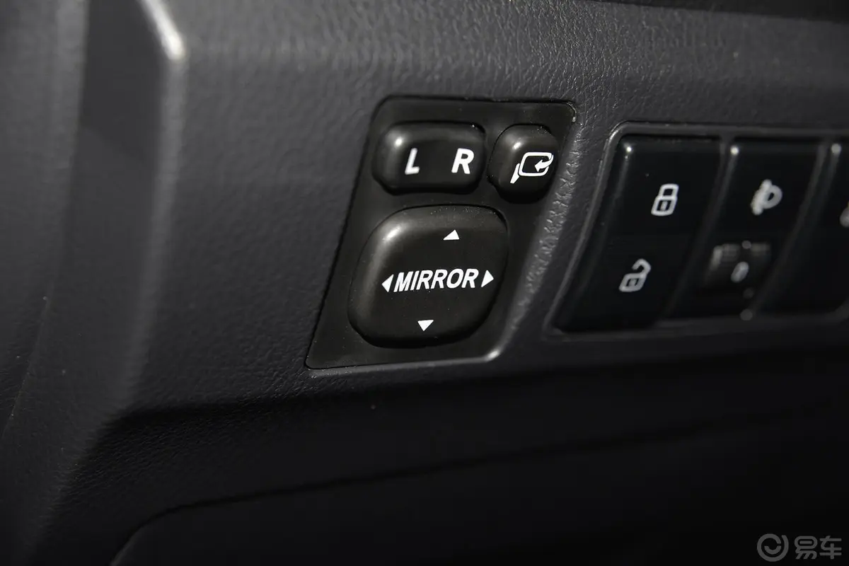哈弗H6升级版 1.5T 手动 两驱 精英型外后视镜控制键