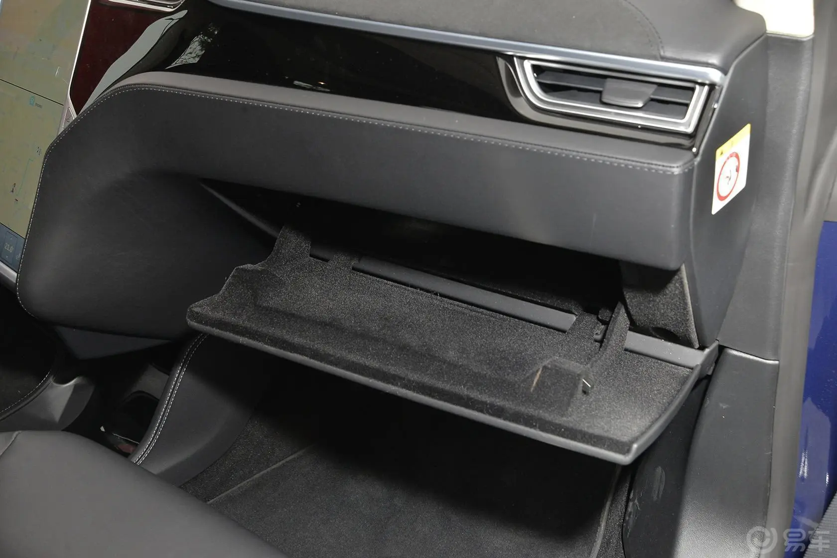 Model S70D手套箱