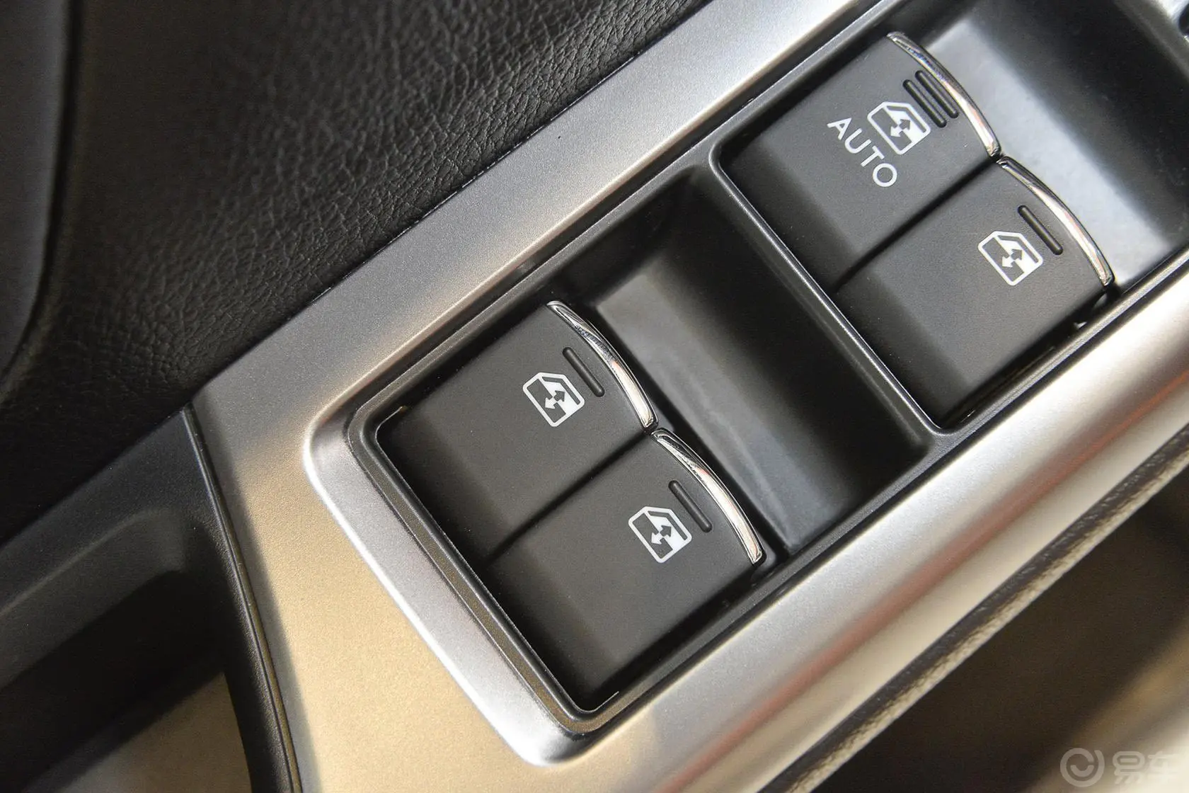 斯巴鲁XV2.0i精英版车窗升降键