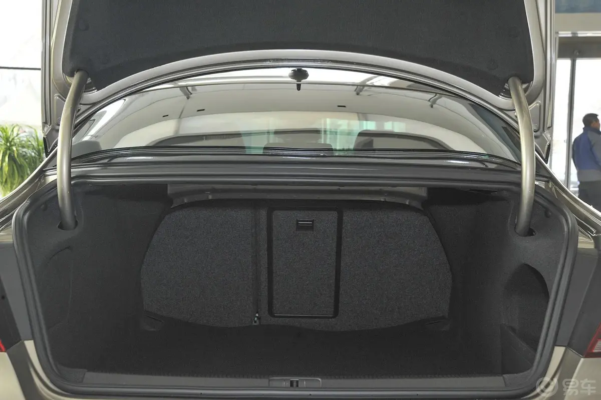 一汽-大众CC2.0T 双离合 至尊型行李箱空间