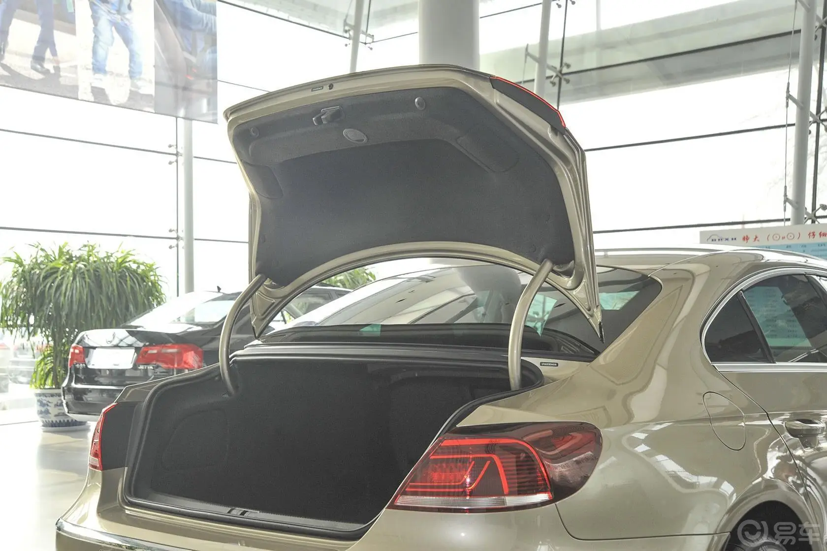 一汽-大众CC2.0T 双离合 至尊型行李厢开口范围