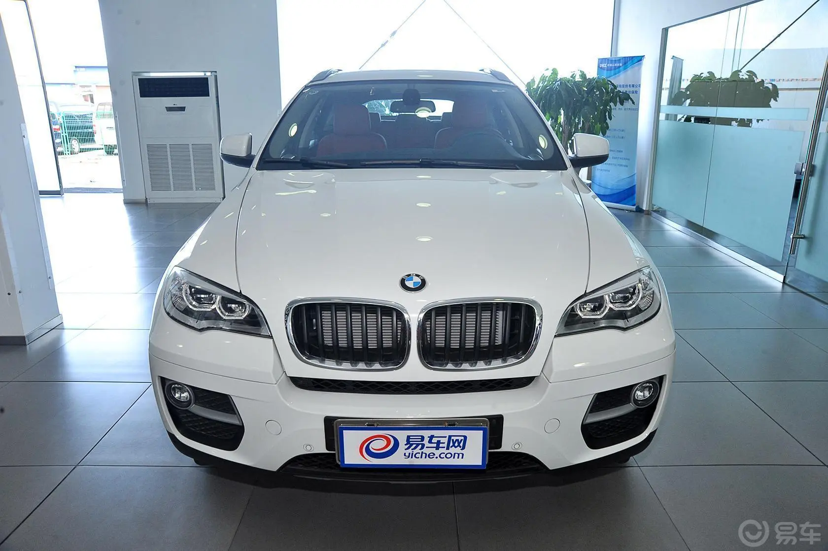 宝马X6xDrive35i 中东版正前水平