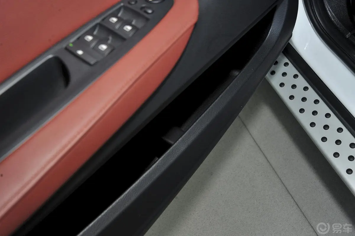 宝马X6xDrive35i 中东版驾驶员门储物盒