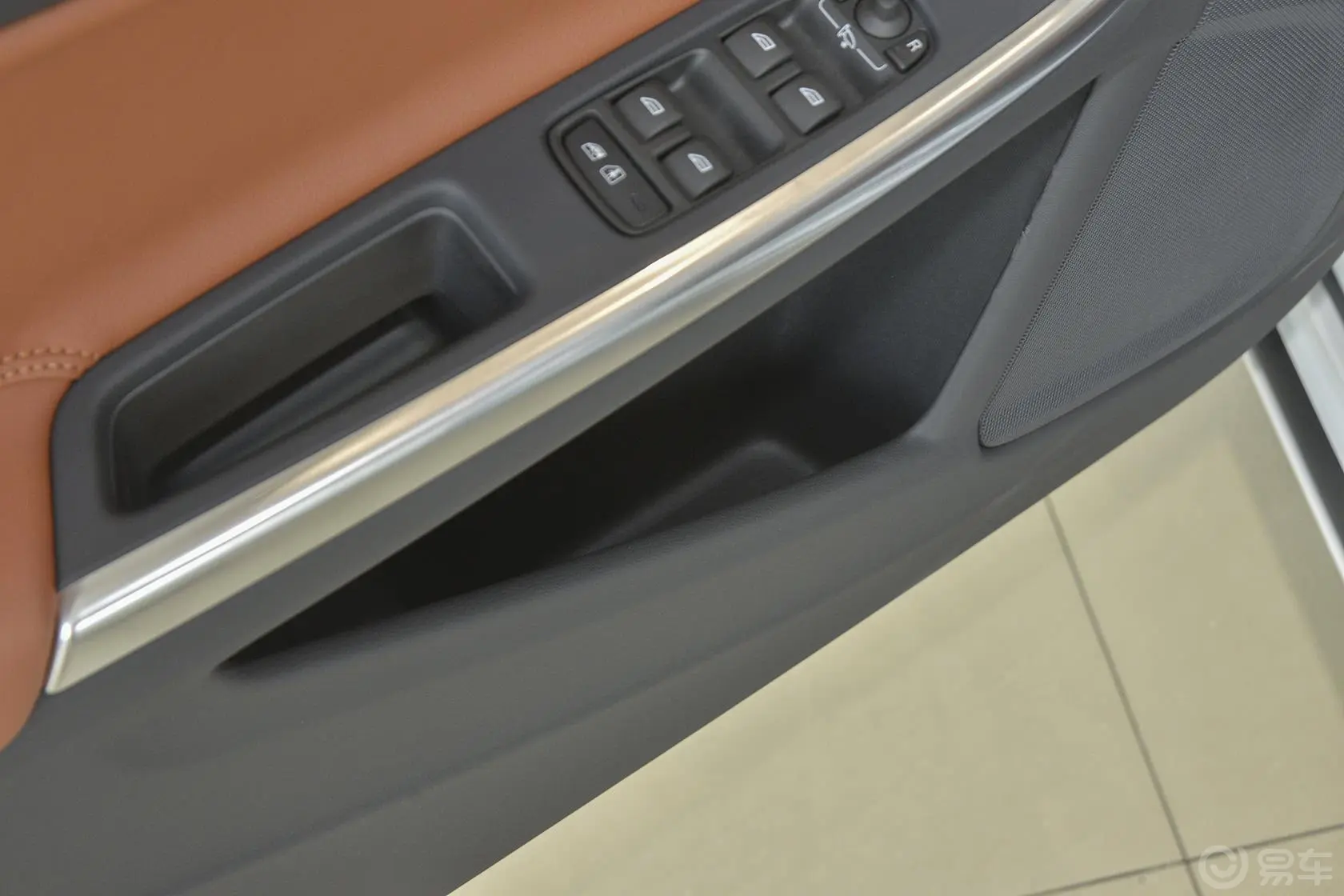 沃尔沃V60T5 智雅版驾驶员门储物盒