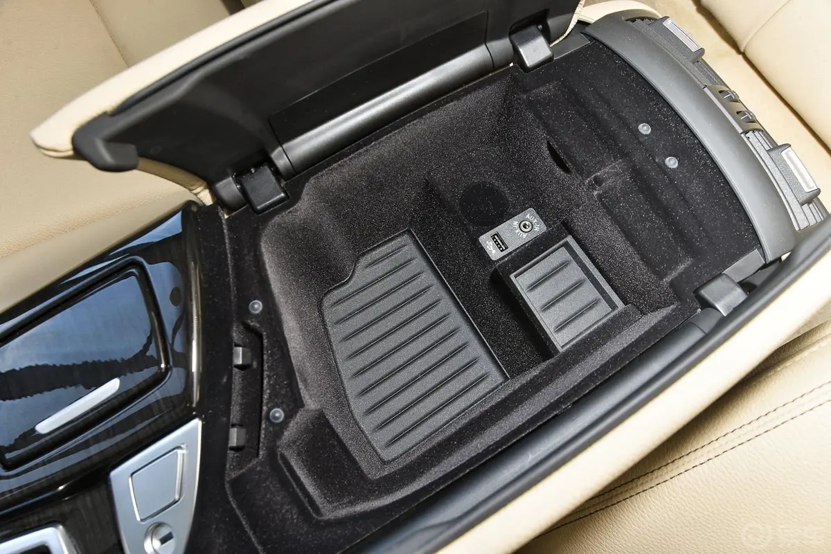宝马5系(进口)535i xDrive M运动型前排中央扶手箱空间