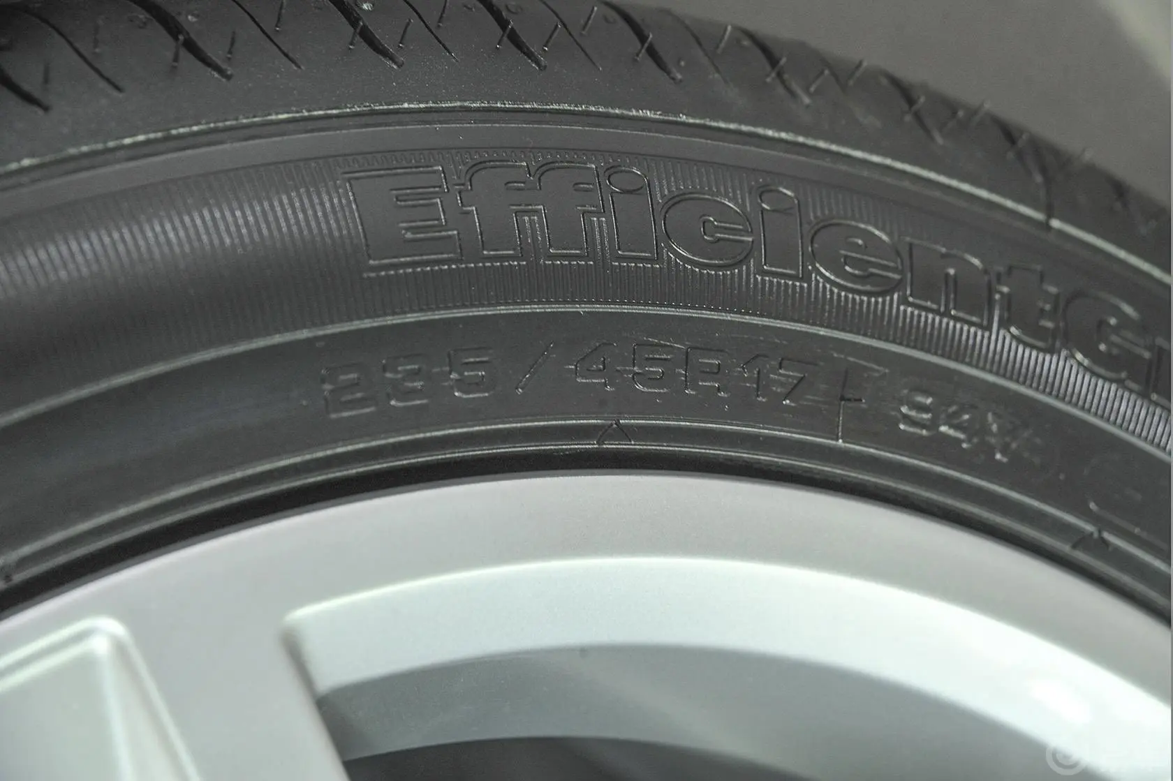 一汽-大众CC1.8T 双离合 尊贵型轮胎规格