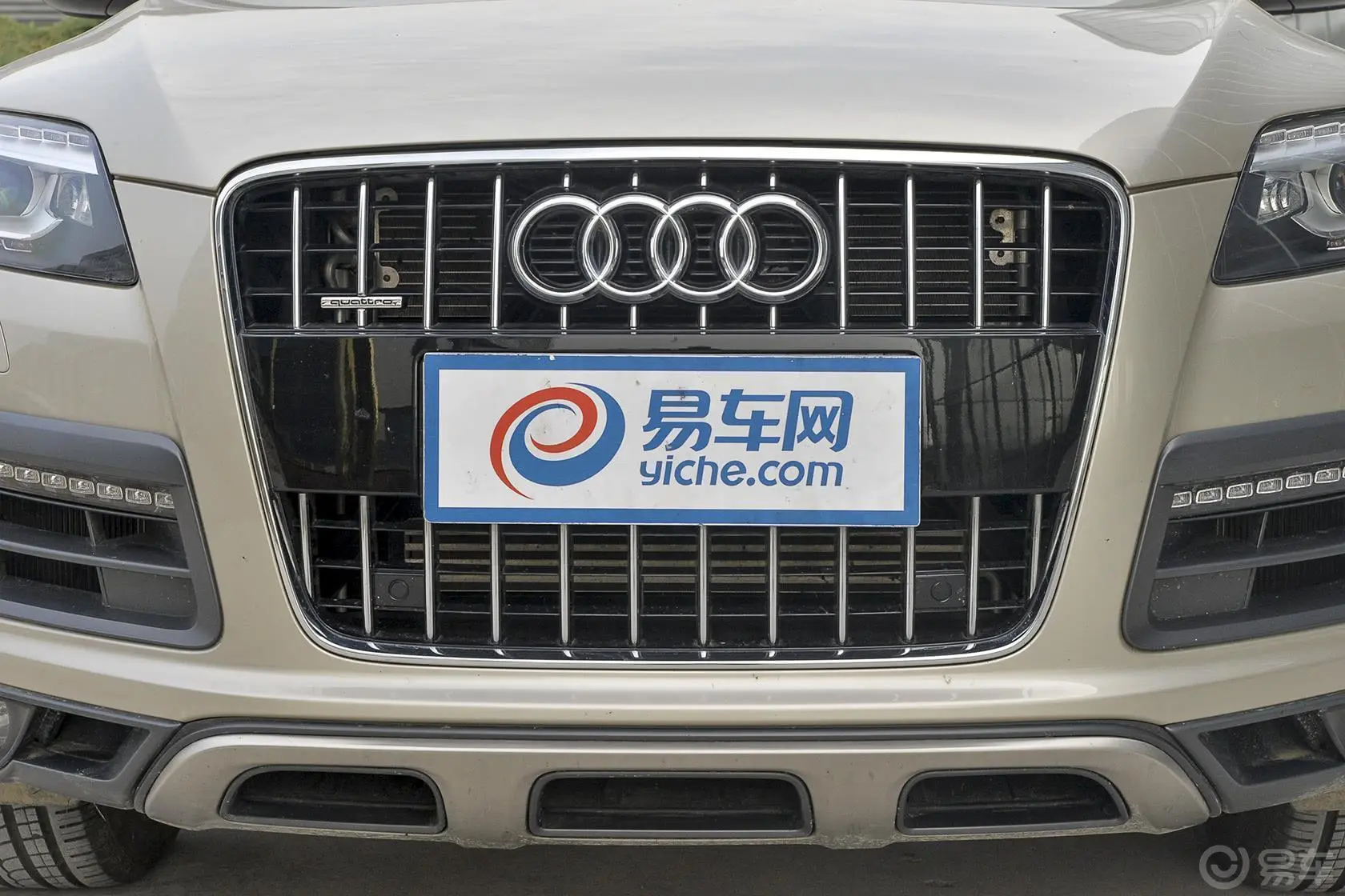 奥迪Q740 TFSI quattro 典藏版前格栅侧俯拍